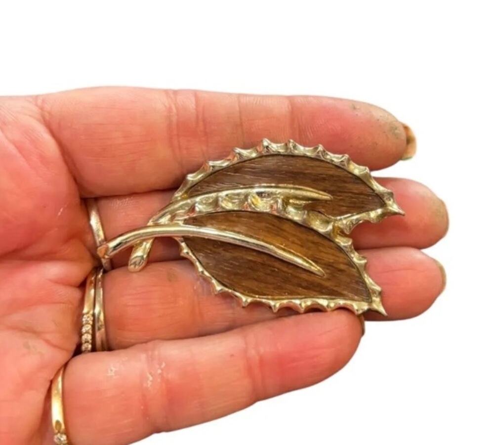Vintage Sarah Coventry Leaf Brooch Gold Tone Wood Inlay Mid Century Modern Pin